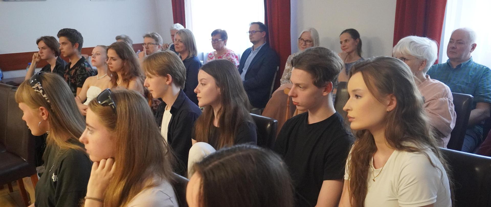 Wychowankowie, wychowawcy i zaproszeni goście oczekują na rozpoczęcie uroczystości.