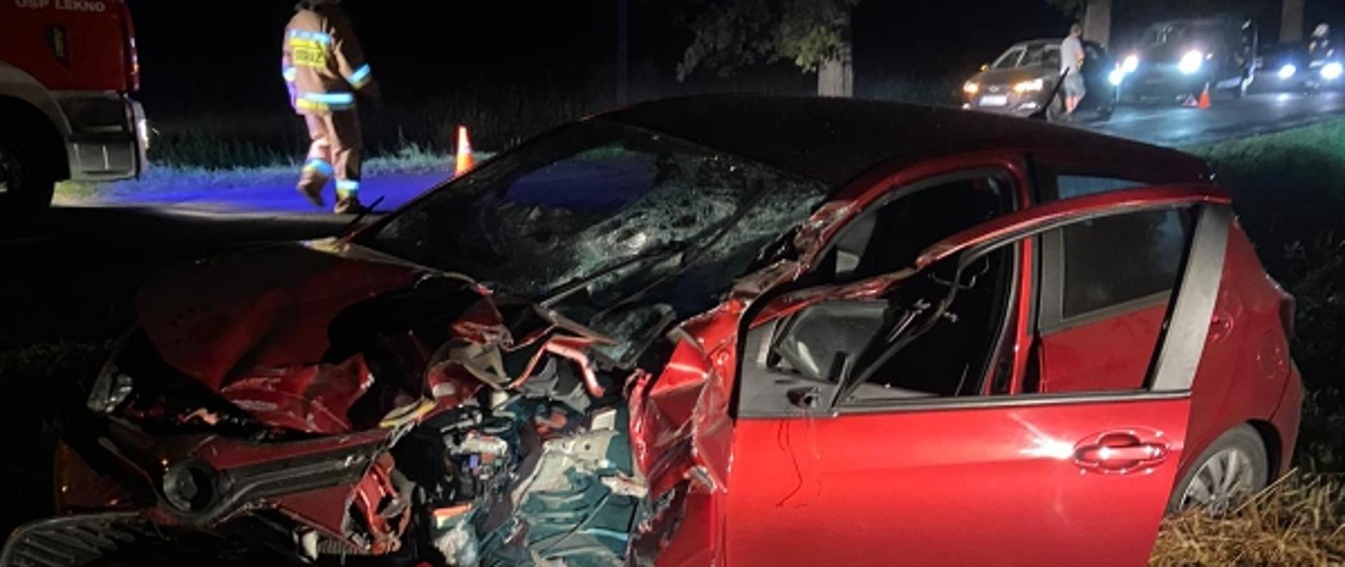 Na zdjęciu widać rozbity pojazd osobowy 