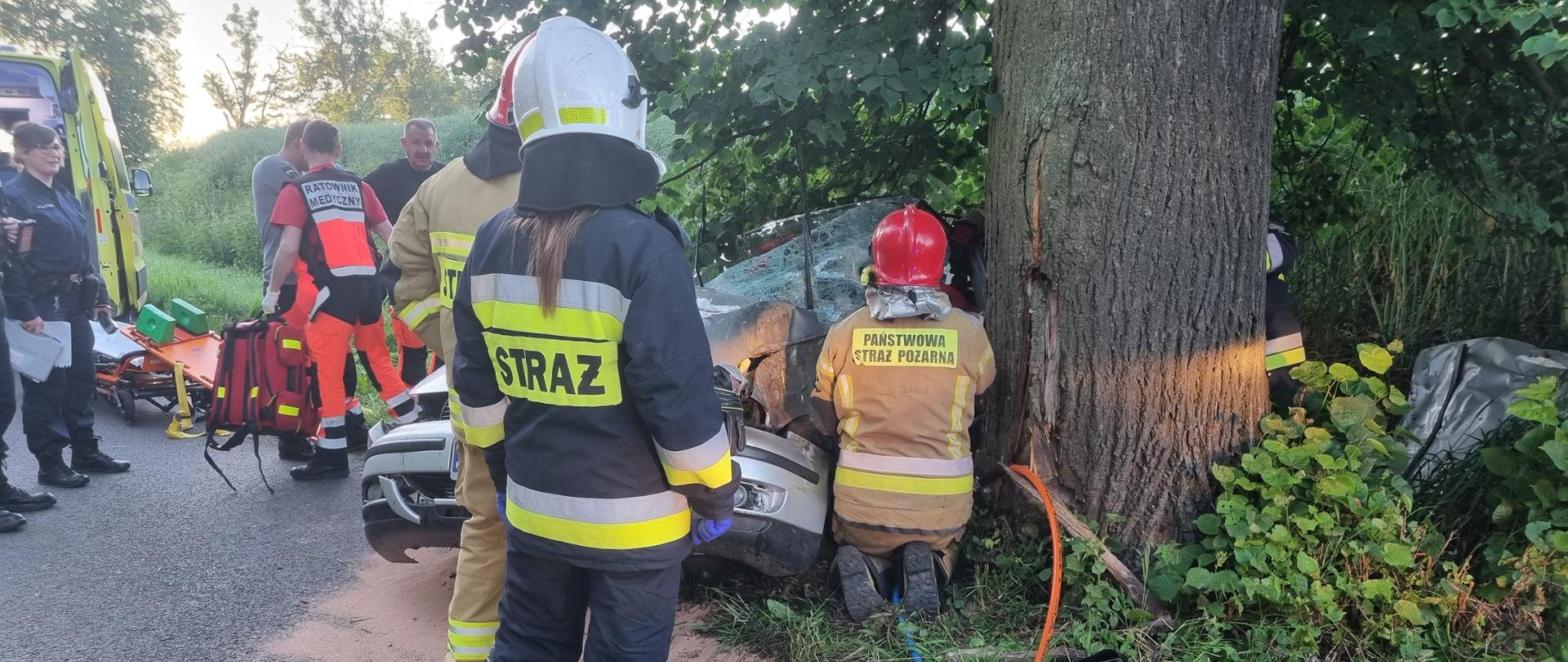 Strażacy prowadzą działania ratownicze