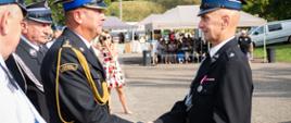 Zdjęcie przedstawia Zastępcę Podkarpackiego Komendanta Wojewódzkiego st. bryg. Janusza Jabłońskiego wraz ze strażakiem otrzymującym wyróżnienie podczas uroczystości 140 lecia OSP Oleszyce