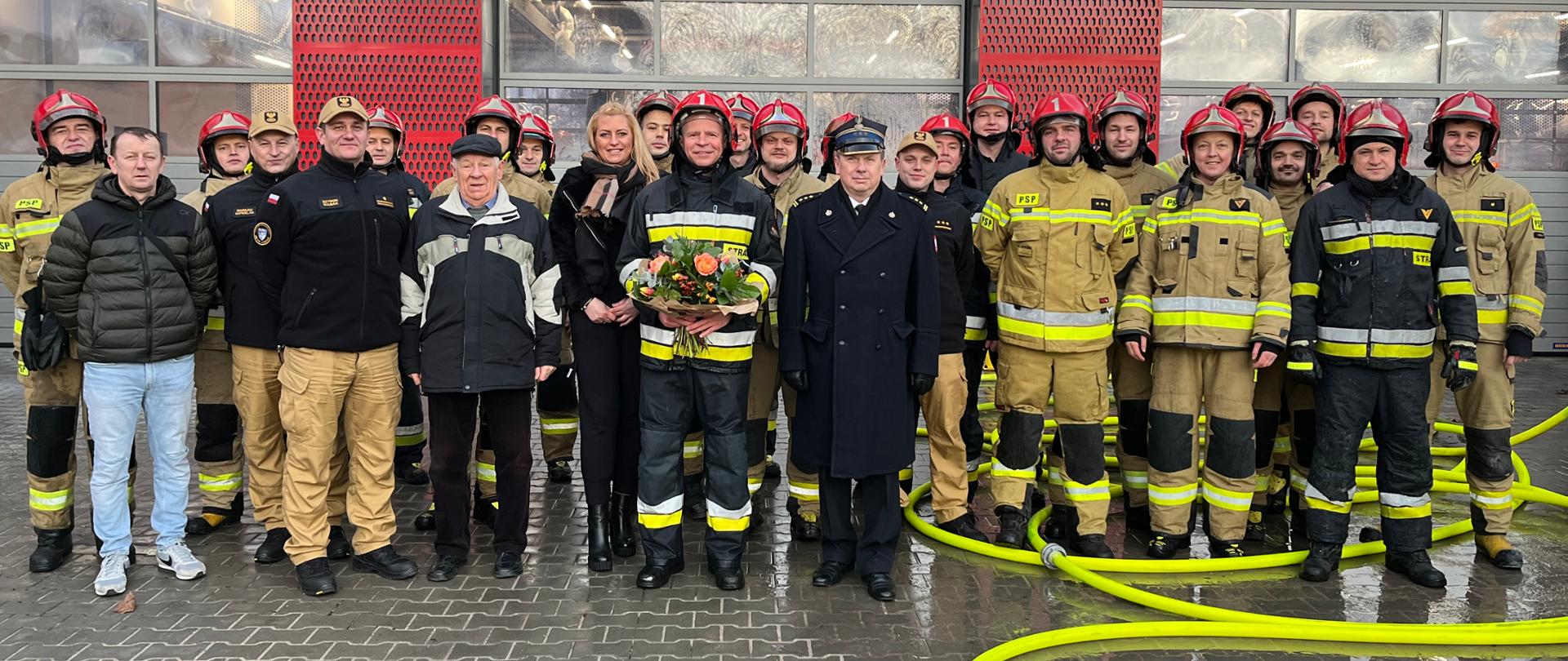 Zdjęcie grupowe funkcjonariuszy podczas ostatniej zmiany służbowej st ogn. Mariusza Kułagi