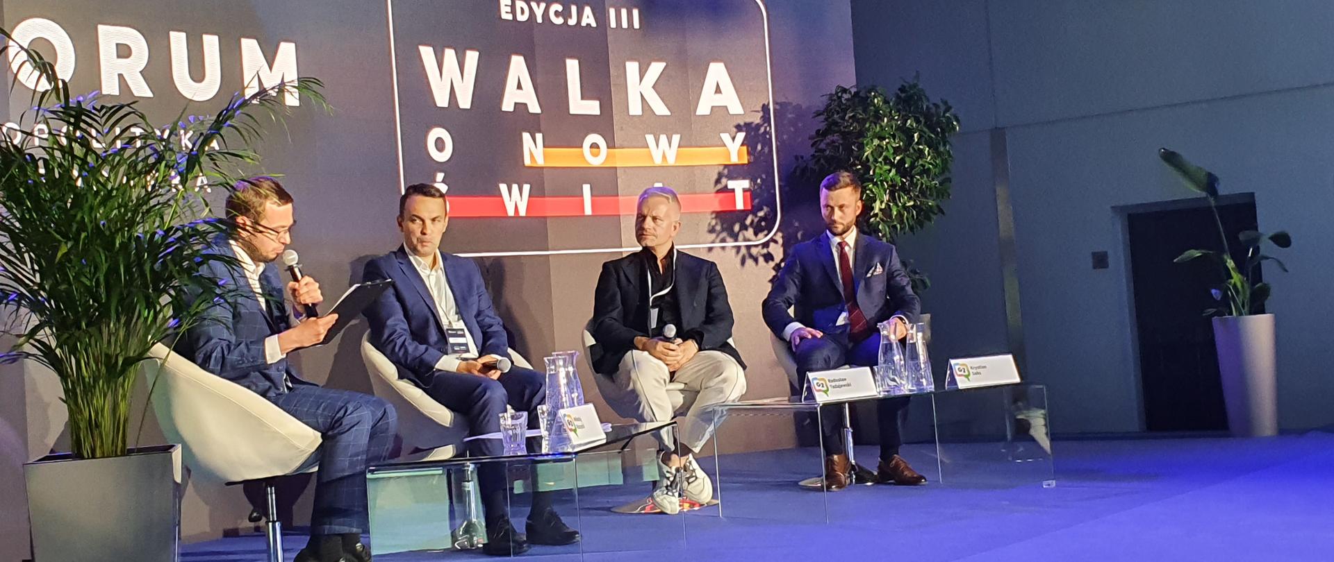 Na scenie od lewej: Michał Karbowiak, Mikołaj Różycki- Zastępca Prezesa PARP, Radosław Tadajewski- CEO Czysta3.VC i Krystian Saks - Dyrektor Biura Dyrektora Centrum i Obsługi Prawnej w NCBR. 