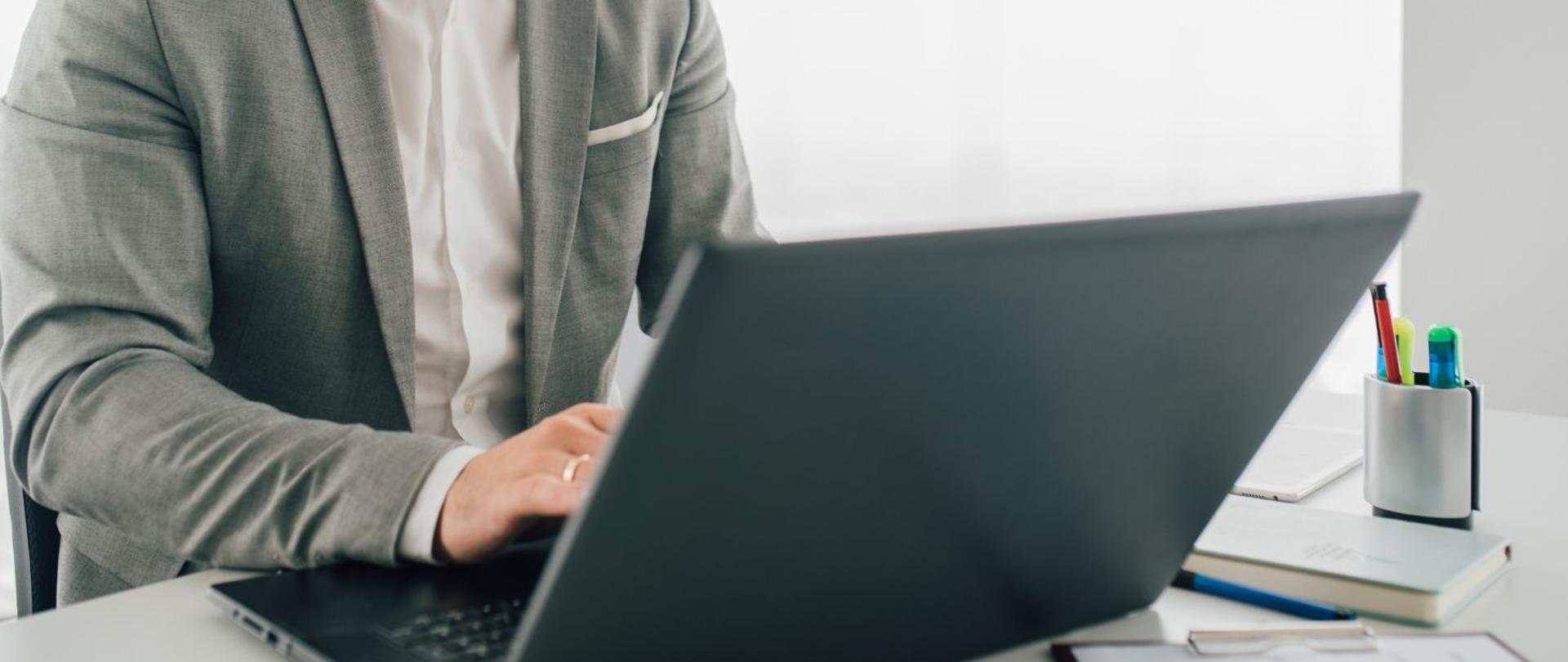 Mężczyzna pracuję z laptopem 