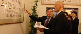 Ambasador RP w Chinach Wojciech Zajączkowski oraz wiceminister spraw zagranicznych ChRL Qin Gang