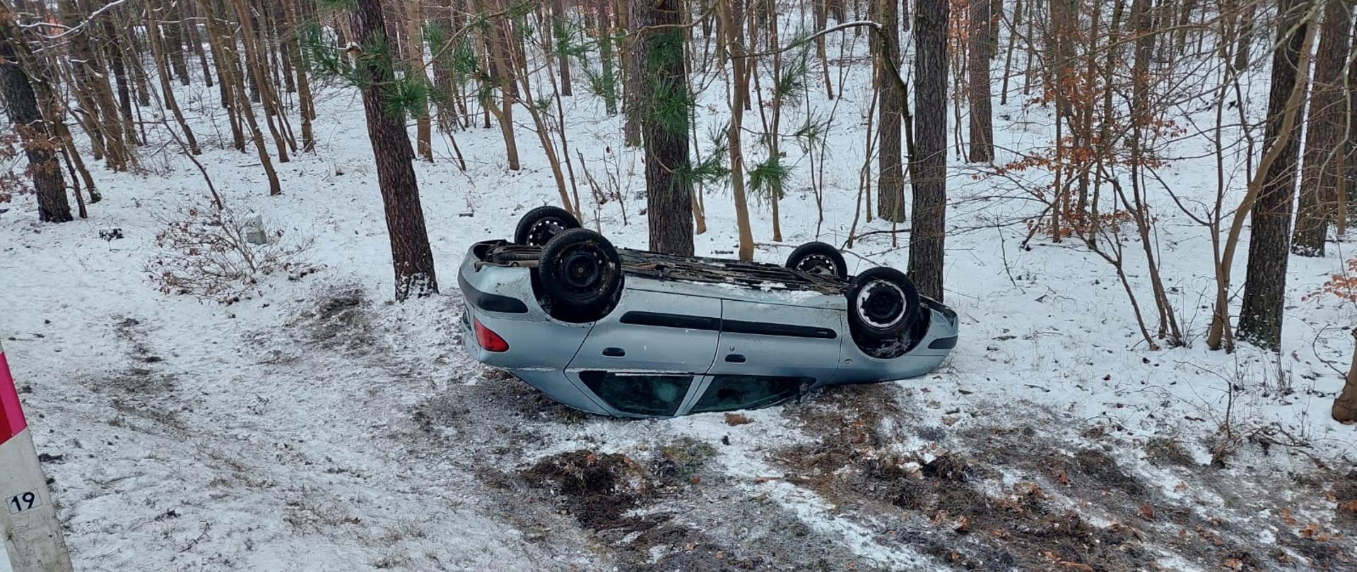 samochód po dachowaniu, leżący na poboczu