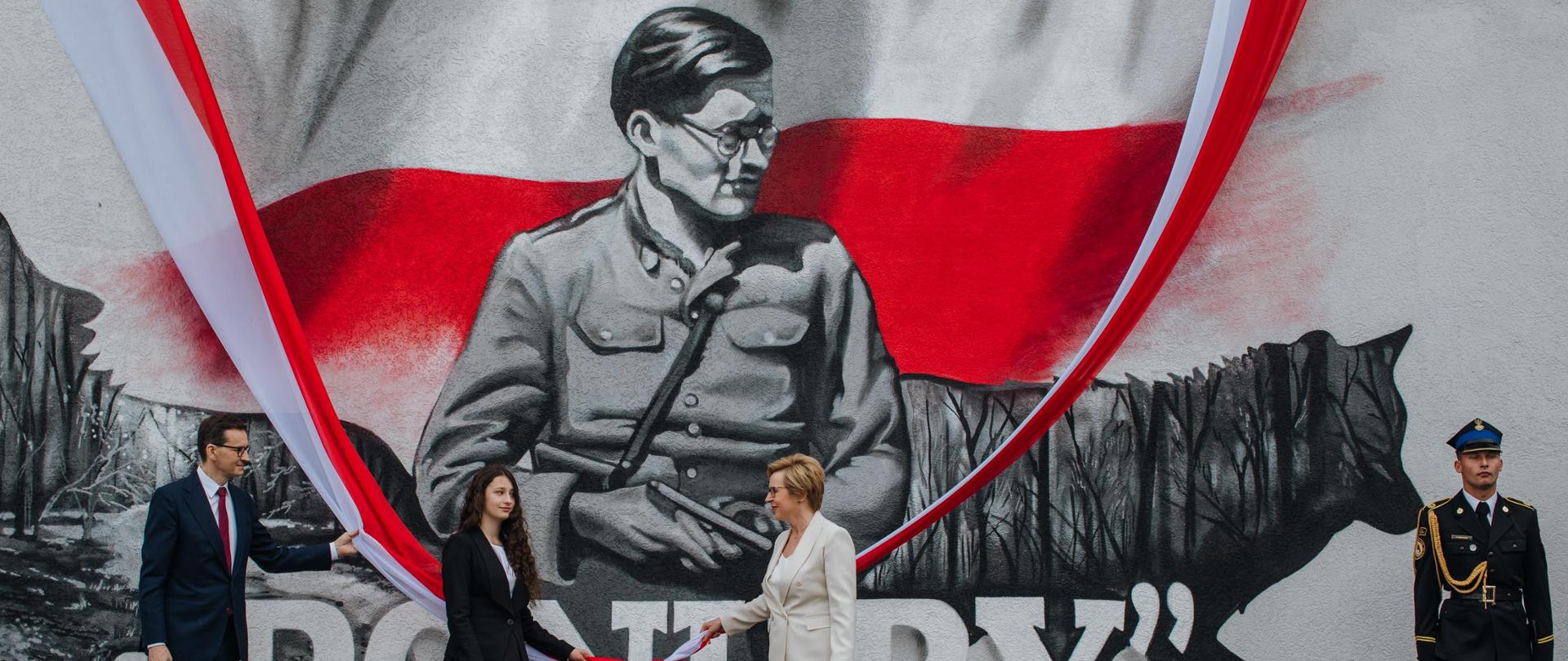 The Prime Minister and Jadwiga Wiśniewska unveil the mural.