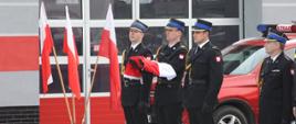 na zdjęciu strażacy podczas uroczystości