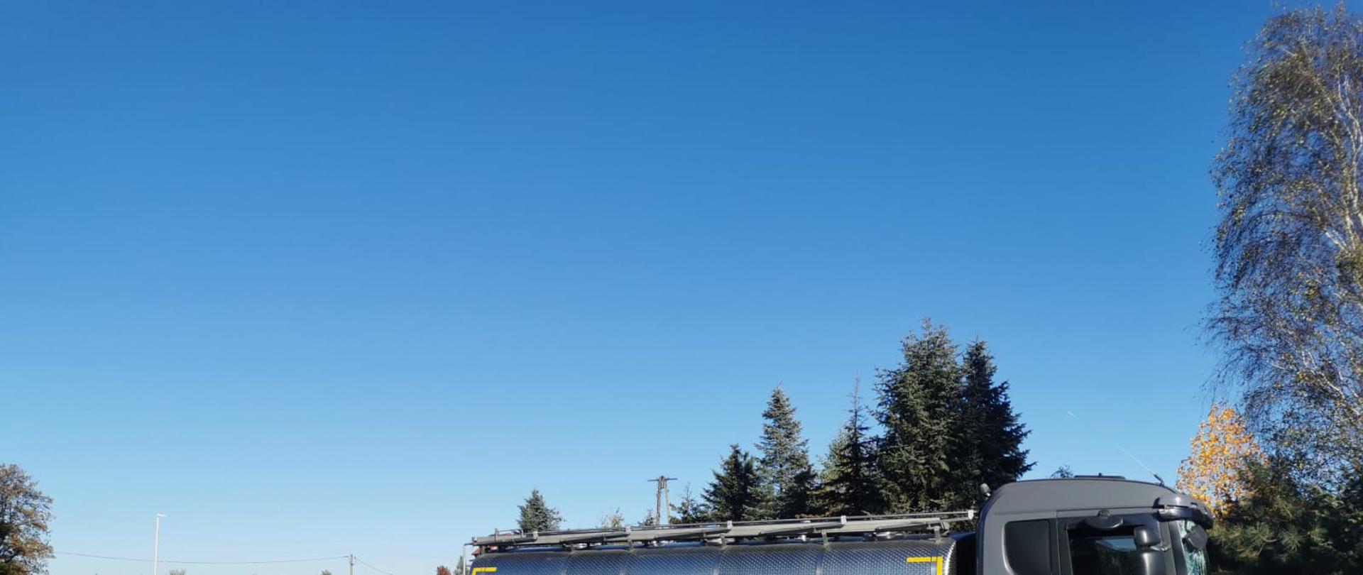 widoczne miejsce zdarzenia oraz służby działające na miejscu.