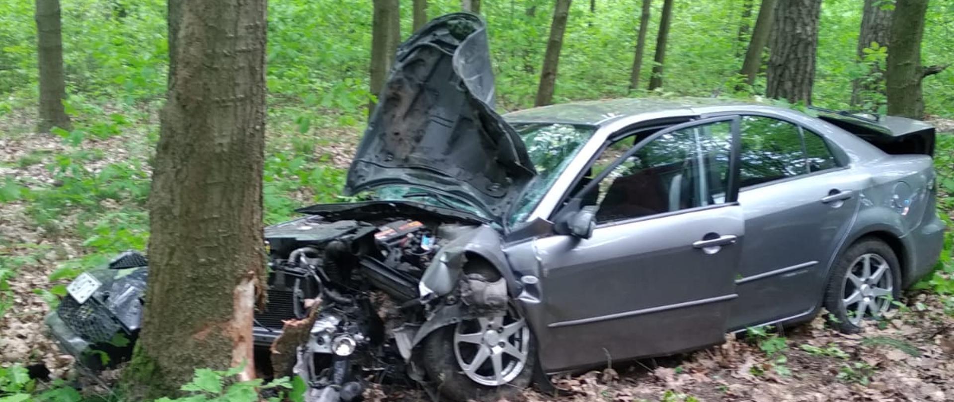 Widoczny uszkodzony samochód.