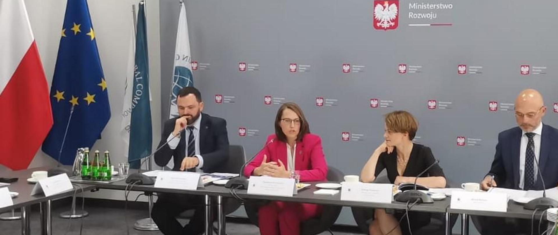 Szef KAS Magdalena Rzeczkowska, minister rozwoju Jadwiga Emilewicz oraz minister klimatu Michał Kurtyka przy stole prezydialnym podczas spotkania.