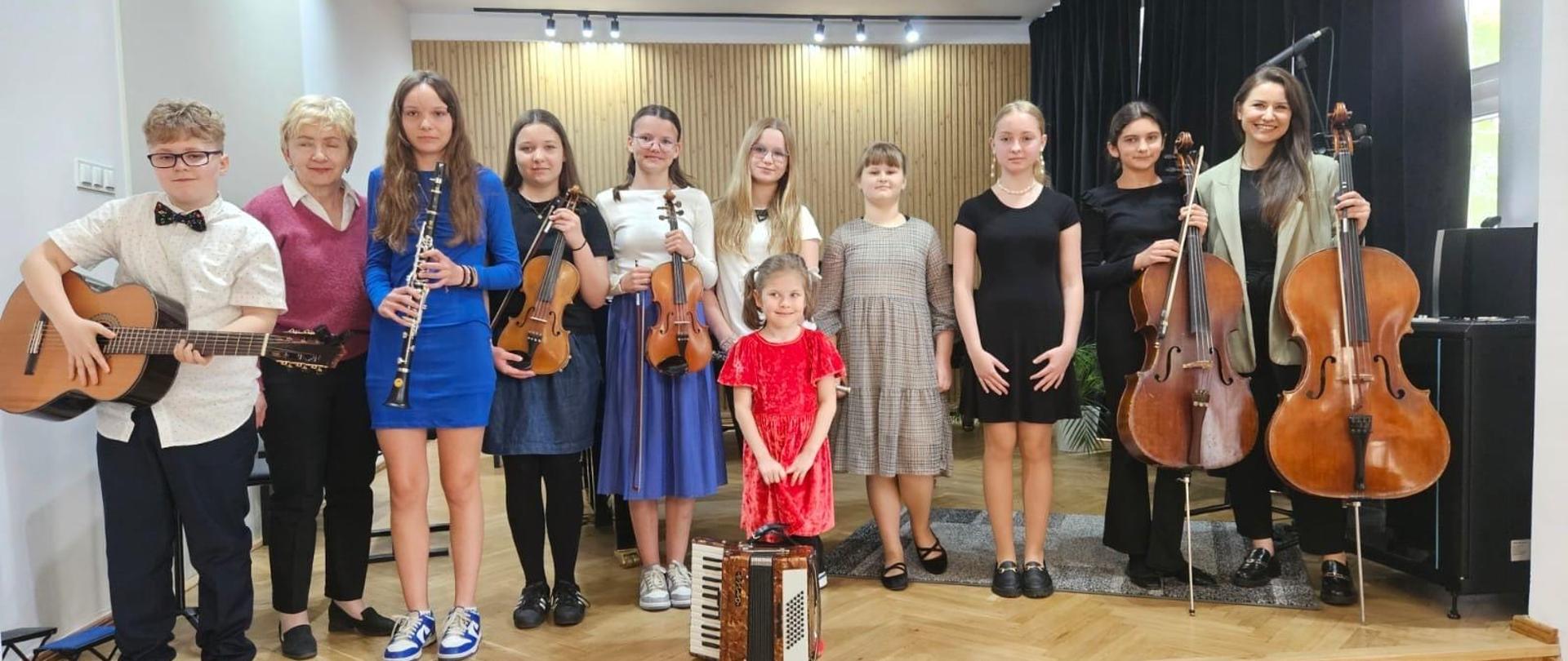 Galeria 17 zdjęć z audycji muzycznych, które odbyły się 22.05.2025 w Państwowej Szkole Muzycznej I st. w Kłodzku uczniowie grają na instrumentach na scenie sali koncertowej