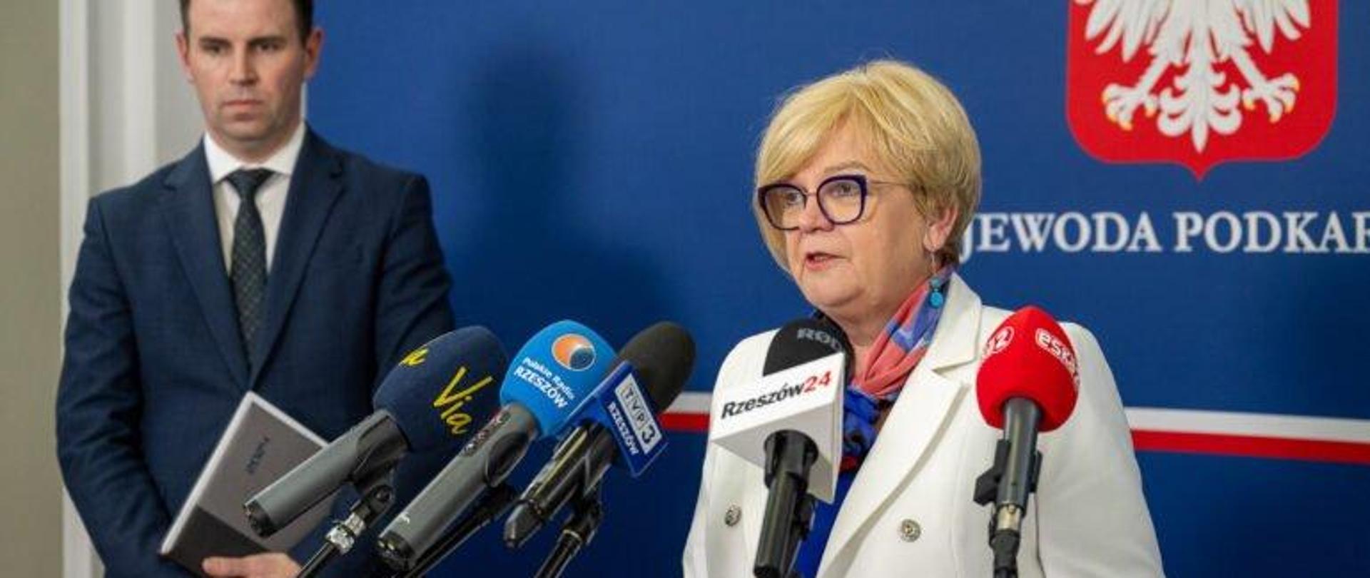 Wojewoda podkarpacki Teresa Kubas-Hul podczas konferencji prasowej. Obok dyrektor Wydziału Bezpieczeństwa i Zarządzania Kryzysowego PUW Jakub Dzik