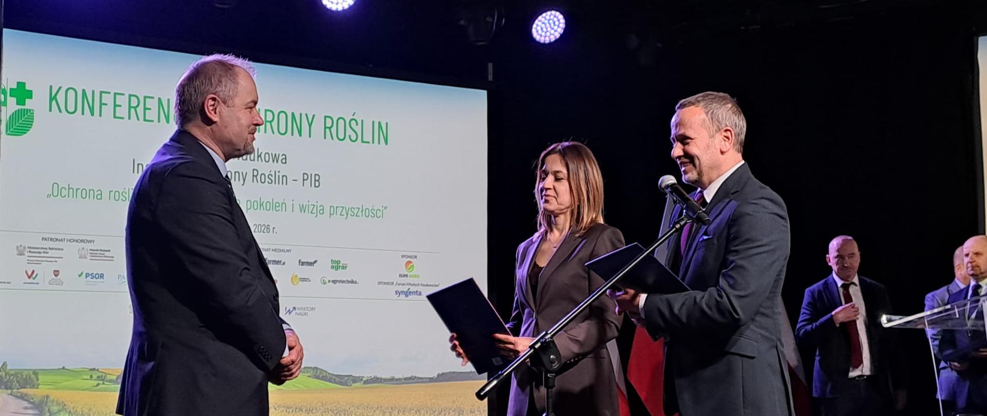 Wręczenie listów gratulacyjnych