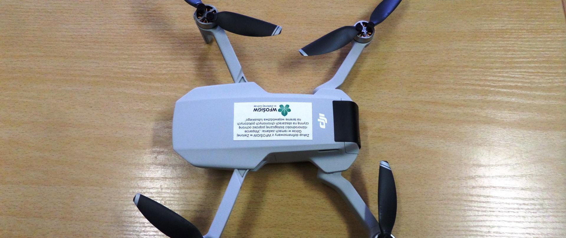 SAMSUNG CAMERA PICTURES. Na biurku leży dron z rozłożonymi skrzydłami. 