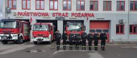 Strażacy podczas zbiórki przed jednostką strażacką podczas śpiewania hymnu