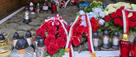Kwiaty i znicze złożone podczas uroczystości 