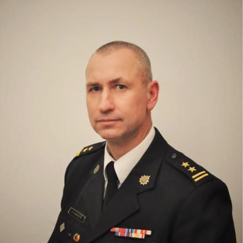 Portret strażaka na szarym tle.