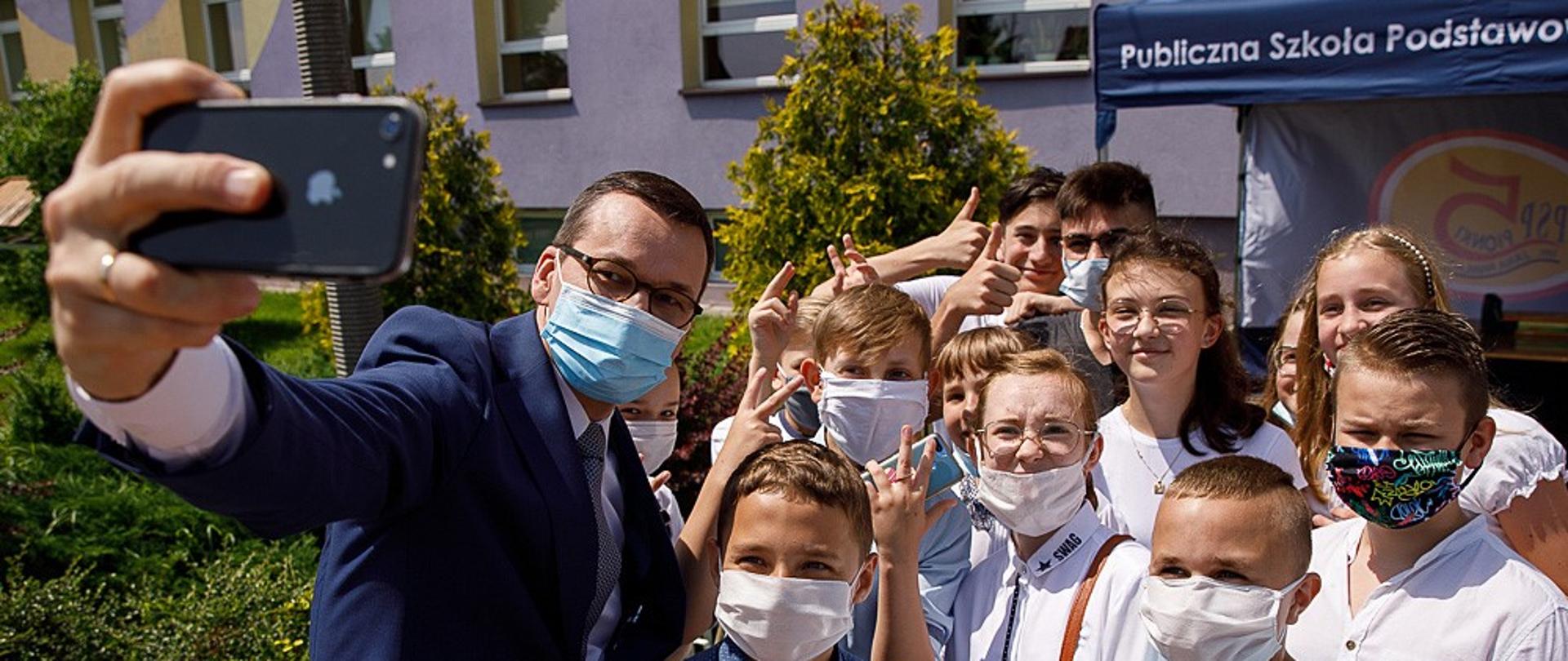 Premier na zakończeniu roku.