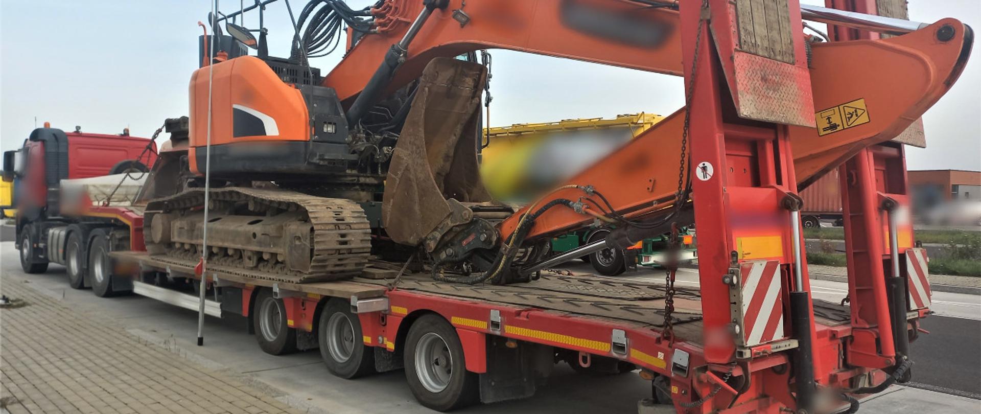 Ponadnormatywny zespół pojazdów z przewożoną koparką gąsienicową i osprzętem. Transport, zatrzymany przez funkcjonariuszy mazowieckiej Inspekcji Transportu Drogowego z Ciechanowa, odbywał się z naruszeniem obowiązujących przepisów prawa o ruchu drogowym.