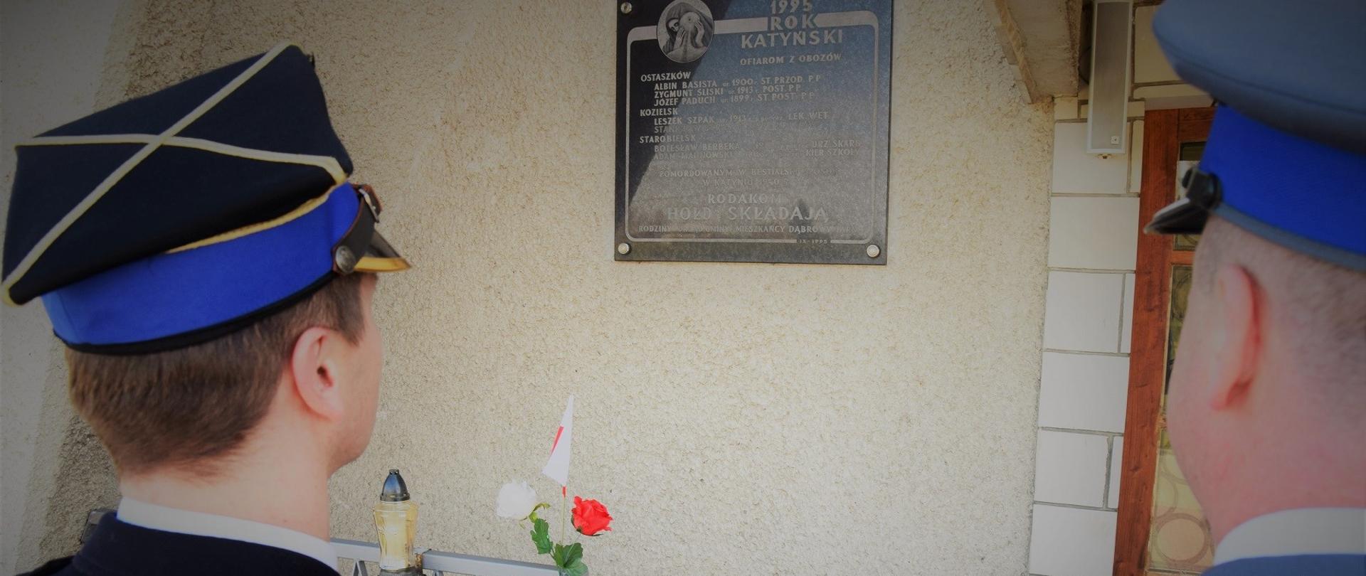 Funkcjonariusze podczas skaładania znicza