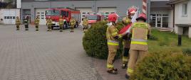 Strażacy z JRG Szubin w trakcie podnoszenia flagi państwowej