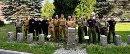 Zdjęcie grupowe kursantów wraz z wykładowcami Centralnego Ośrodka Szkolenia Straży Granicznej w Koszalinie