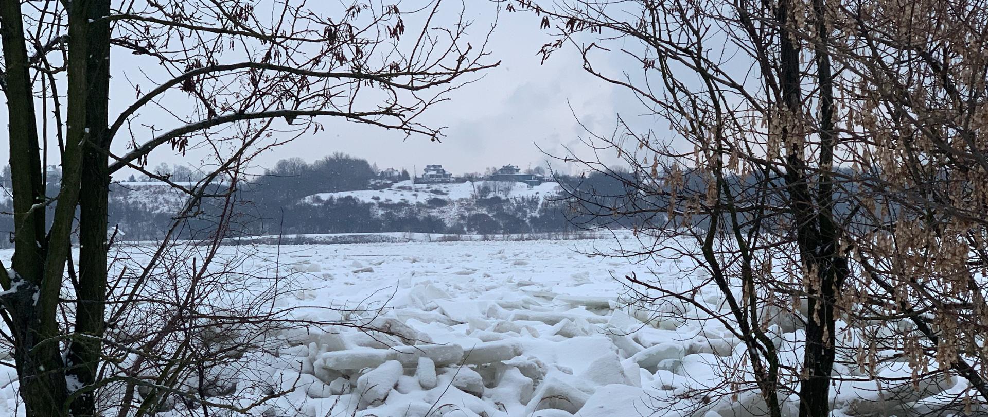 rzeka, drzewa nad brzegiem, lód na rzece