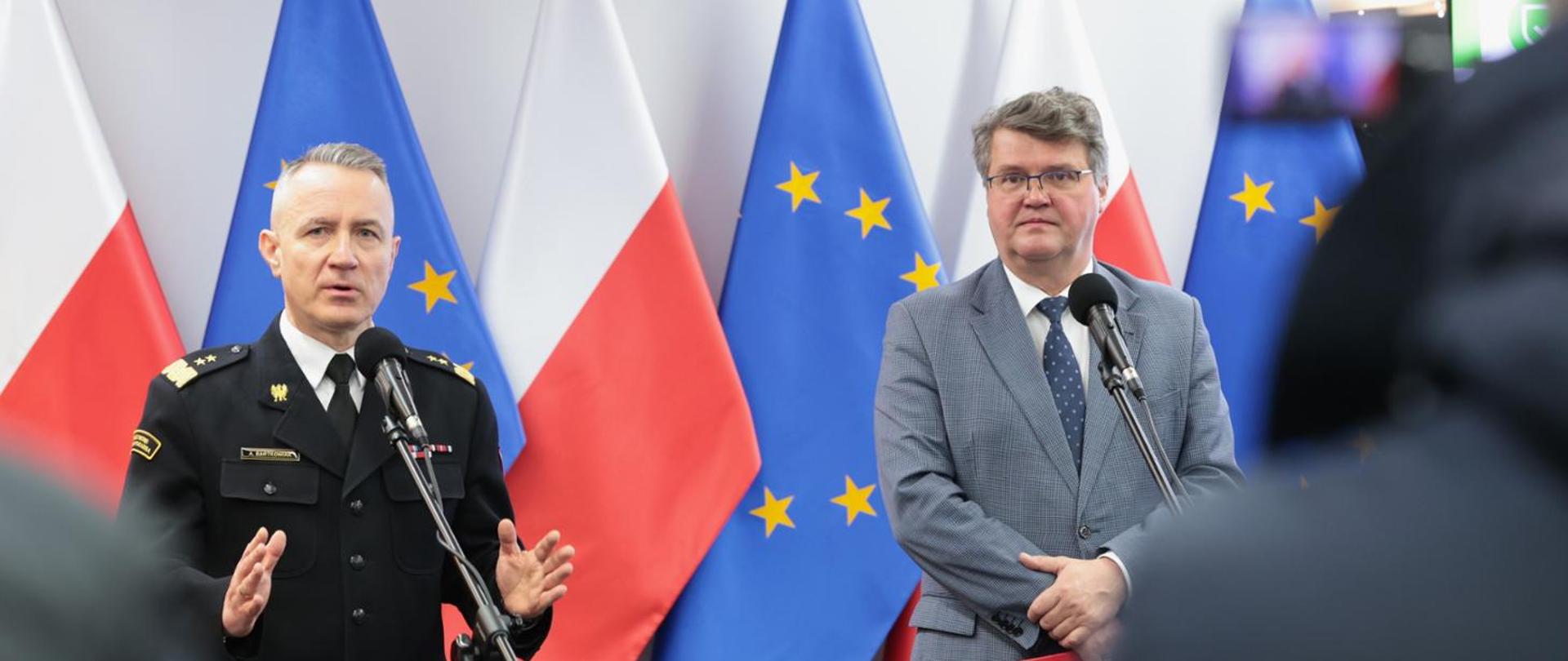 Dziś, 6 kwietnia br. w siedzibie Komendy Głównej Państwowej Straży Pożarnej odbyła się konferencja, podczas której wiceminister Maciej Wąsik, wspólnie z komendantem głównym PSP gen. brygadierem Andrzejem Bartkowiakiem, zaprezentowali wyniki ogólnopolskiej inwentaryzacji budynków i obiektów budowlanych służących do schronienia ludności.
Podczas działań strażaków zinwentaryzowano 234 735 obiektów budowlanych na terenie kraju. Sklasyfikowane zostały jako budowle ochronne, czyli schrony i ukrycia oraz miejsca doraźnego schronienia (MDS).
Pojemność tych obiektów przekracza populację Polski. W przypadku zagrożenia może się w nich schronić w sumie ponad 49 mln osób.
„W ubiegłym roku Minister Spraw Wewnętrznych i Administracji Mariusz Kamiński zlecił Państwowej Straży Pożarnej dokonanie inwentaryzacji schronów, ukryć i miejsc schronienia. Inwentaryzacji zostały poddane wszystkie pomieszczenia, które należą do instytucji państwowych, samorządowych, wspólnot mieszkaniowych, spółdzielni oraz te należące do podmiotów gospodarczych, prowadzących działalność pożytku publicznego. Nie inwentaryzowaliśmy tego typu obiektów w żadnych budynkach prywatnych. Chciałbym wszystkim strażakom serdecznie podziękować za tę wielką pracę, którą wykonali” – powiedział wiceminister Maciej Wąsik podczas konferencji.
Wiceszef MSWiA poinformował także o uruchomieniu aplikacji SCHRONY, przygotowanej przez Państwową Straż Pożarną - „PSP przygotowała aplikację, dzięki której każdy może znaleźć najbliższy schron, ukrycie albo miejsce doraźnego schronienia. Ta aplikacja jest dobrym narzędziem i można od dziś z niej korzystać” .
Sekretarz stanu w MSWiA nawiązał również do projektu ustawy o ochronie ludności oraz o stanie klęski żywiołowej - „Ta inwentaryzacja to dopiero początek drogi. Oczywiście na to są potrzebne pieniądze. Po to wprowadzamy ustawę o ochronie ludności oraz o stanie klęski żywiołowej, która tworzy Fundusz Ochrony Ludności. Środki z tego funduszu byłyby także przeznaczane na ochronę ludności czy też obrony cywilnej. Mamy nadzieję, że wkrótce rząd przyjmie tę ustawę i będzie można ją przeprocedować w Sejmie. W tej chwili trwają jeszcze rozmowy z samorządami”.
Podczas konferencji prasowej gen. brygadier Andrzej Bartkowiak komendant główny PSP podkreślił: „To było ogromne wyzwanie dla Państwowej Straży Pożarnej. Blisko 13 tys. strażaków brało udział w inwentaryzacji. Zadanie trwało 85 dni, to ponad 171 tys. godzin roboczych.
Aktualna sytuacja w liczbach wygląda następująco:
w schronach może się ukryć ponad 300 tys. osób ( około 2 tys. obiektów).
miejsc ukrycia jest blisko 9 tys. dla ponad 1,1 mln osób
ponadto wytypowano 224 tys. miejsc doraźnego schronienia”.
Gen. brygadier Andrzej Bartkowiak powiedział, że inwentaryzację przeprowadzili doświadczeni strażacy - „PSP ma niezwykle dobrze wyszkoloną kadrę. Jesteśmy ekspertami w dziedzinie rozpoznawania zagrożeń. Byliśmy przygotowani do przeprowadzenia takiego zadania jakim była inwentaryzacja”
Komendant zaznaczył także, że w planach PSP jest również prowadzenie działań edukacyjnych i informacyjnych dotyczących zachowania się w sytuacji zagrożenia – „Nikt przez ostatnie dekady nie podejmował się tego tematu. To pierwszy krok wielkiej akcji, którą musimy w Polsce przeprowadzić. Chcemy edukować społeczeństwo poprzez Młodzieżowe Drużyny Pożarnicze i lekcje w szkołach. Musimy informować ludzi, jak się zachowywać w sytuacji zagrożenia”.
Działania Państwowej Straży Pożarnej w zakresie inwentaryzacji
Państwowa Straż Pożarna, od października do lutego 2023 roku, przeprowadziła na terenie całego kraju inwentaryzację miejsc doraźnego schronienia (MDS), a także budowli ochronnych i schronów. Strażacy prowadzili działania w ramach tzw. rozpoznania operacyjnego związane z zarządzaniem kryzysowym oraz zagadnieniami dotyczącymi ochrony ludności.
Głównym celem inwentaryzacji była identyfikacja obiektów budowlanych, które można zakwalifikować jako miejsca doraźnego schronienia (MDS). W związku z tym pozyskano informacje z zasobów Państwowej Straży Pożarnej, spółdzielni mieszkaniowych, organów nadzoru budowlanego lub administracji architektoniczno-budowlanej.
Funkcjonariusze PSP każdorazowo nawiązywali kontakt z właścicielami obiektów budowlanych, aby uzyskać zgodę na przeprowadzenie inwentaryzacji oraz otrzymać dane o przeznaczeniu obiektu. Proces inwentaryzacji był dobrowolny, a spis z natury realizowano za zgodą właściciela, zarządcy lub osoby uprawnionej do przekazania informacji o obiekcie.
Aplikacja – schrony.straz.gov.pl
Na potrzeby procesu inwentaryzacji opracowana została specjalna aplikacja na urządzenia mobilne (wraz z systemem opartym o serwer www). To w niej strażacy uzupełniali informacje o zinwentaryzowanych obiektach.
Na jej podstawie opracowana została darmowa aplikacja, z której można skorzystać za pośrednictwem przeglądarki internetowej pod adresem http://schrony.straz.gov.pl, zarówno na komputerach stacjonarnych, laptopach, jak i urządzeniach mobilnych.
Aplikacja ma formę interaktywnej mapy, pozwala na łatwe i intuicyjne wyszukiwanie najbliższego miejsca schronienia w podziale na kategorie – miejsca doraźnego schronienia, ukrycia i schrony.
Podsumowanie inwentaryzacji obiektów budowlanych
Podczas działań PSP zinwentaryzowała w sumie 234 735 obiektów budowlanych na terenie całego kraju. Sklasyfikowano je jako budowle ochronne, czyli schrony i ukrycia oraz miejsca doraźnego schronienia (MDS).
Najwięcej obiektów zinwentaryzowano w województwie mazowieckim (29,7 tys.), a także w województwie śląskim (25,9 tys.). Na terenie całego kraju zewidencjonowano:
224 113 miejsc doraźnego schronienia (MDS);
10 622 budowle ochronne, w tym:
- 903 – schrony,
- 8 719 – ukrycia.
Pojemność tych obiektów przekracza populację Polski. W MDS-ach, schronach i ukryciach może się schronić w sumie ponad 49 mln osób.
Najwięcej strażaków zaangażowanych było w akcję inwentaryzacji na terenie Mazowsza (1 659 funkcjonariuszy PSP) oraz na Śląsku (1 216).