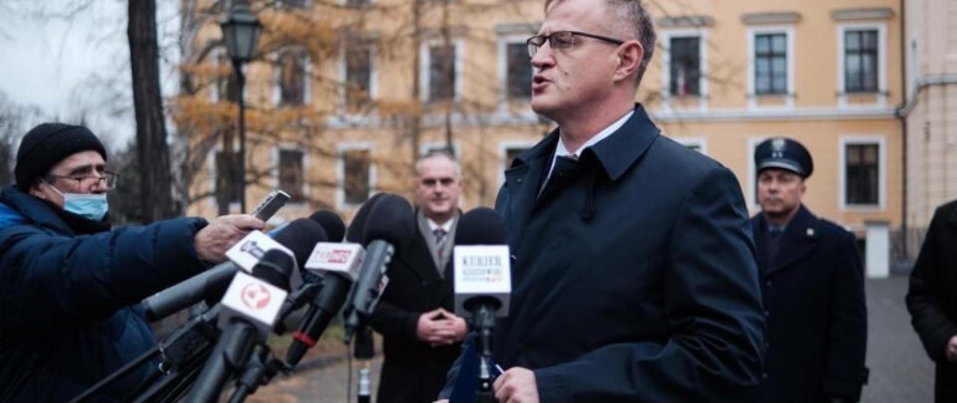 Dyrektor Głównej Komisji Ścigania Zbrodni przeciwko Narodowi Polskiemu Andrzej Pozorski przemawia podczas konferencji prasowej dotyczącej wszczęcia śledztwa w sprawie zbrodni komunistycznych popełnionych w latach 1944-1956 przez funkcjonariuszy organów bezpieczeństwa publicznego na rzeszowskim zamku. W tle od lewej Prezes Sądu Okręgowego w Rzeszowie Rafał Puchalski oraz dyrektor Okręgowego Inspektoratu Służby Więziennej w Rzeszowie ppłk Krzysztof Kulczycki. Po prawej stronie dziennikarz trzymający mikrofon. 