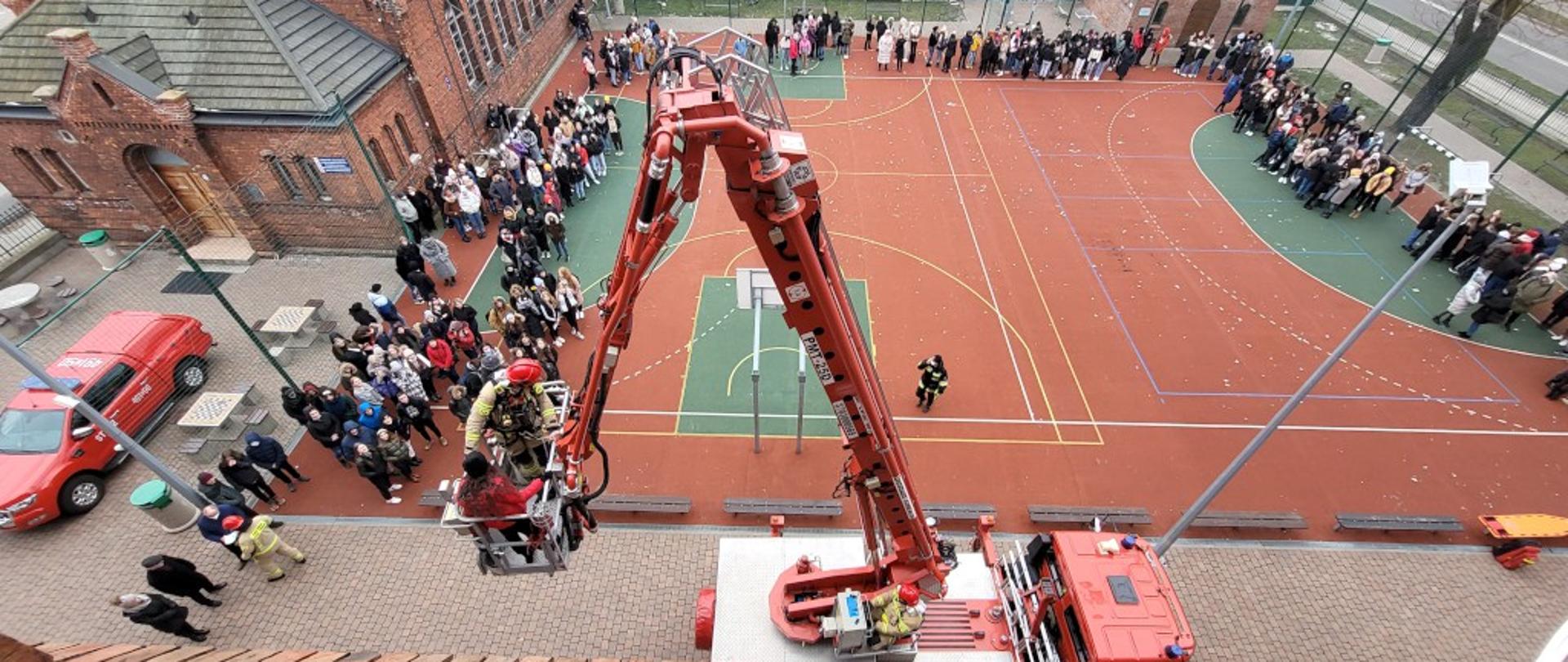 Na zdjęciu strażacy podczas ćwiczeń