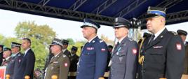 przedstawiciele służb mundurowych stoją na baczność
