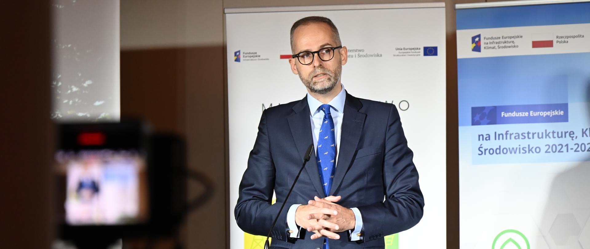 Wiceminister klimatu i środowiska Adam Guibourgé-Czetwertyński podczas konferencji „Wsparcie sektora energetyka i środowisko w nowej perspektywie finansowej FEnIKS”