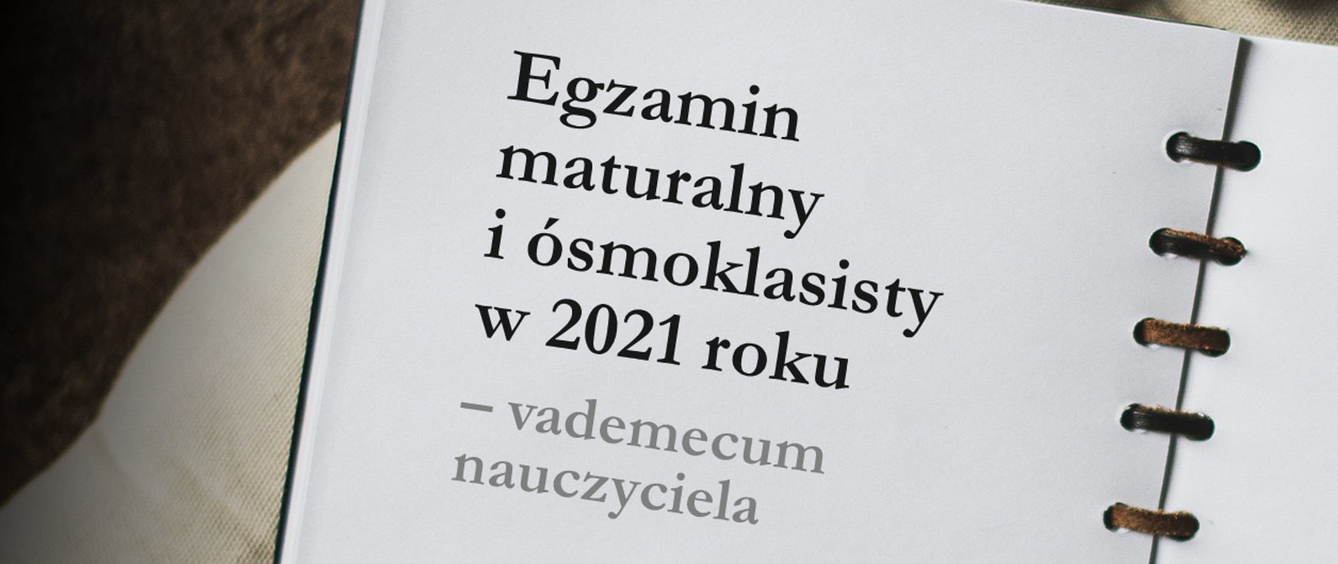 Otwarty notes z tekstem: "Egzamin maturalny i ósmoklasisty w 2021 roku – vademecum nauczyciela".