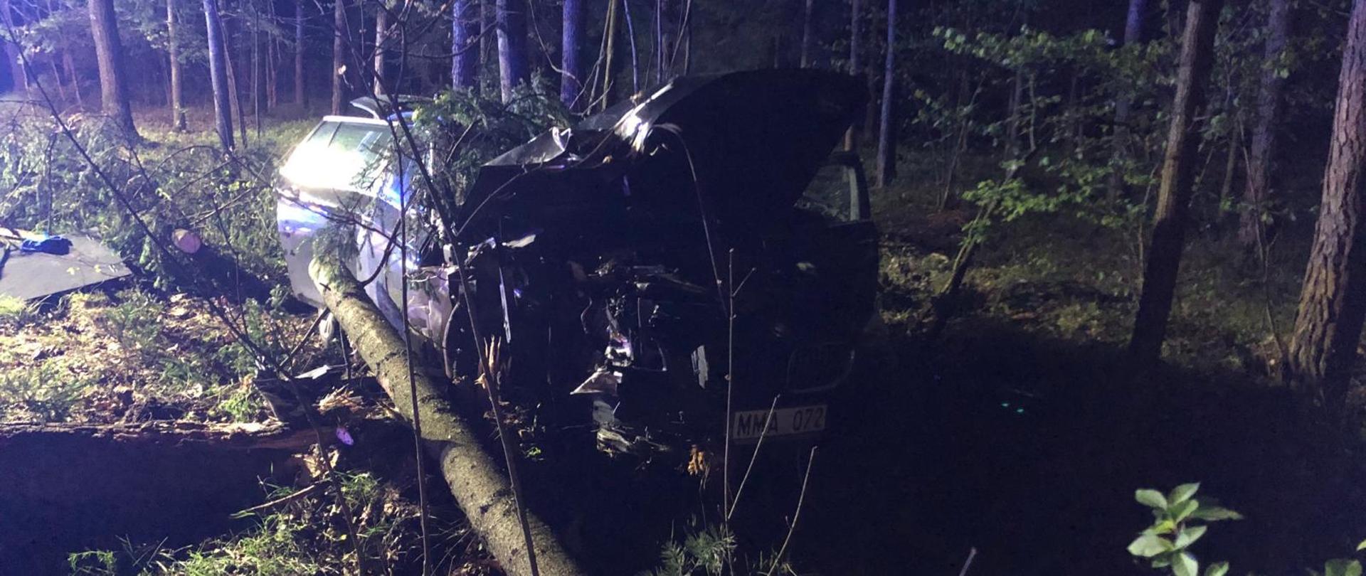 Zniszczony samochód osobowy.