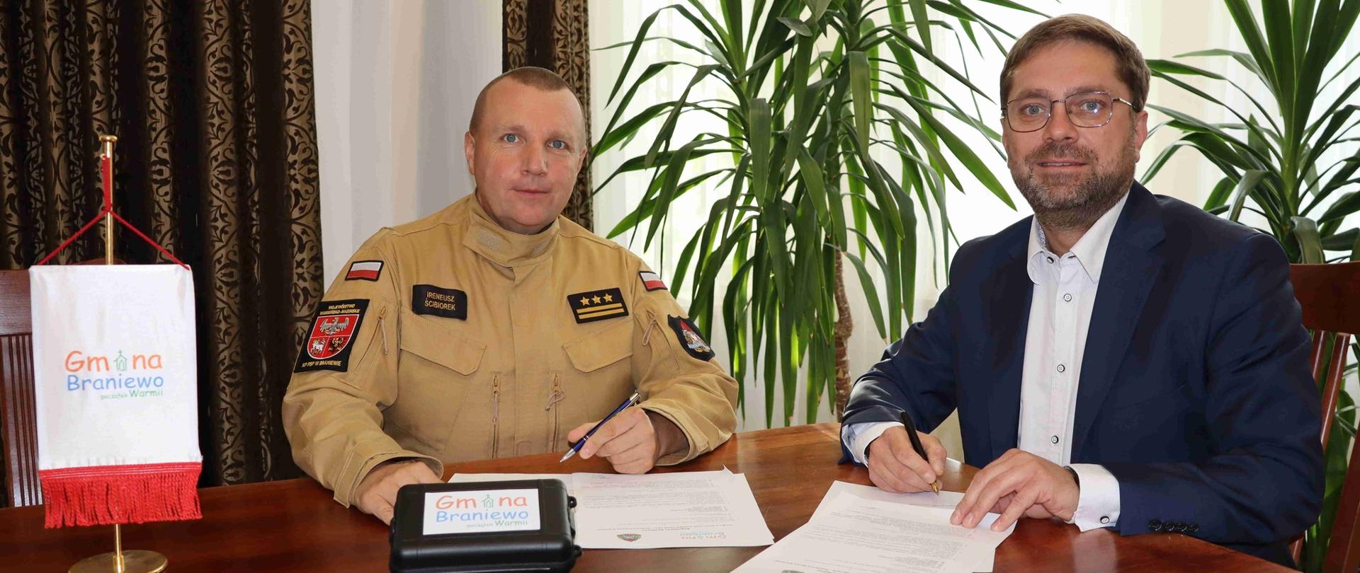 Na zdjęciu przy stole komendant powiatowy oraz wójt gminy Braniewo.