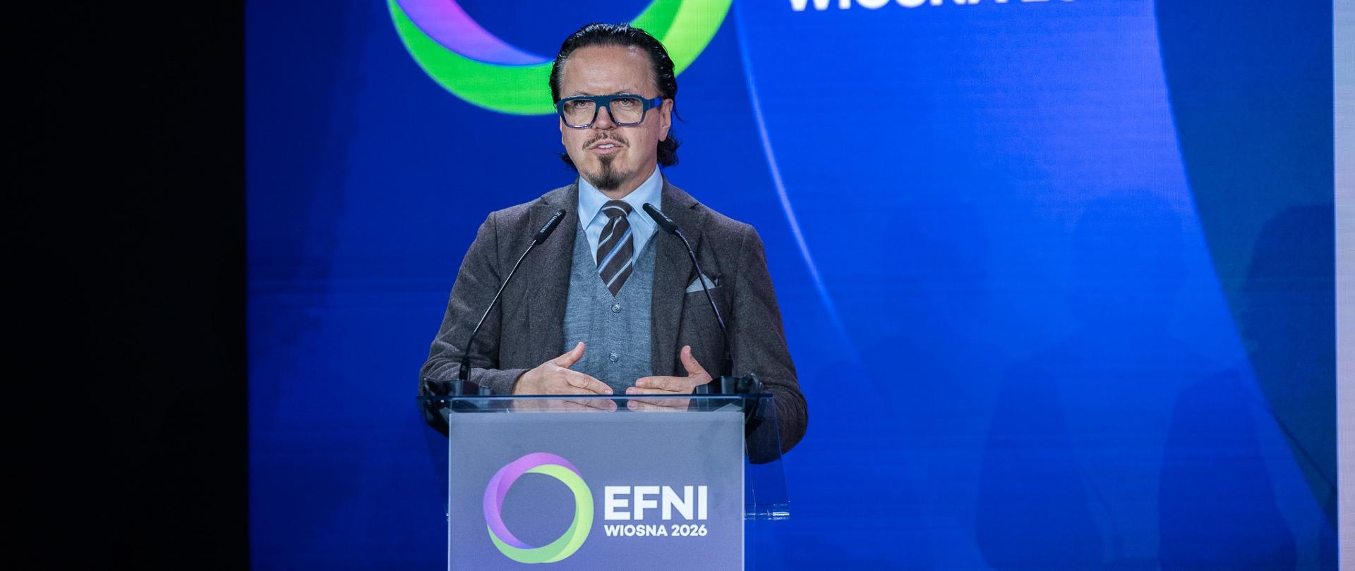 Minister Wojciech Balczun stoi za mównicą. W tle ekran z napisem: EFNI wiosna 2026