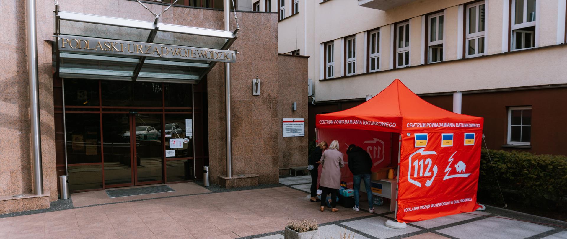 Punkt zbiórki darów dla uchodźców z Ukrainy przed Podlaskim Urzędzie Wojewódzkim
