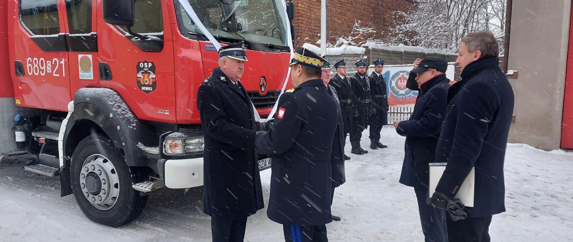 Przekazanie samochodu ratowniczo-gaśniczego dla jednostki OSP Niwki