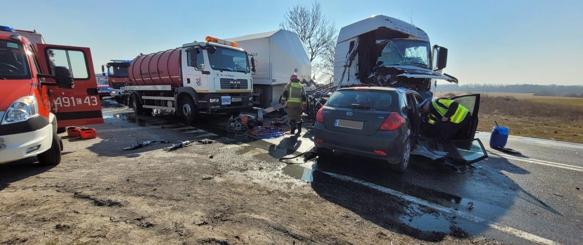 Na zdjęciu strażacy podczas działań na miejscu zdarzenia 