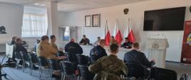 Przedstawiciele służb mundurowych oraz instytucji uczestniczą w spotkaniu w sprawie sytuacji na Ukrainie.
