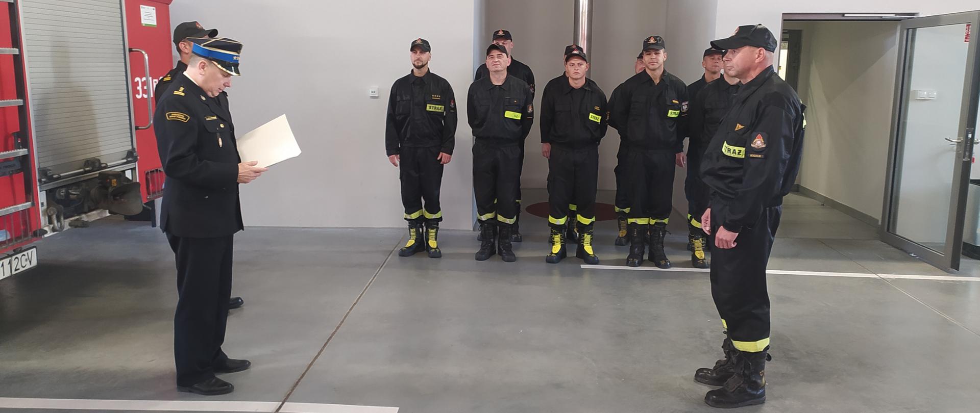 Wręczenie nagrody jubileuszowej dla st. ogn. Mariusza Kułagi na terenie JRG1