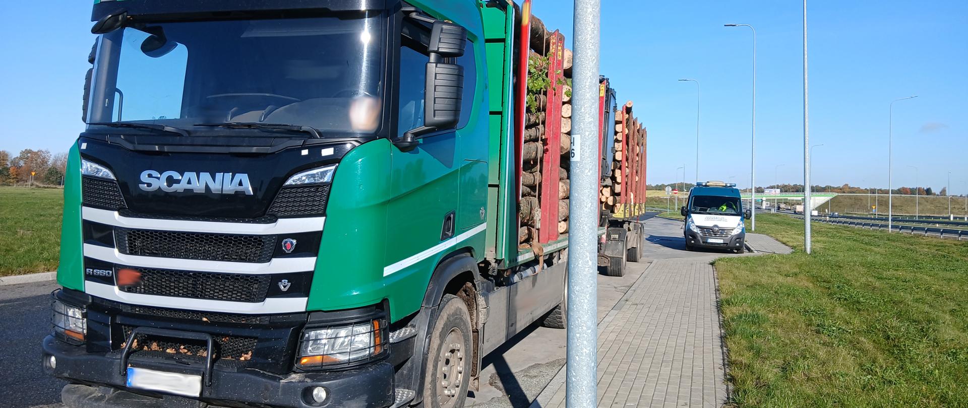 Aby ciężarówki mogły jechać dalej konieczny był rozładunek 