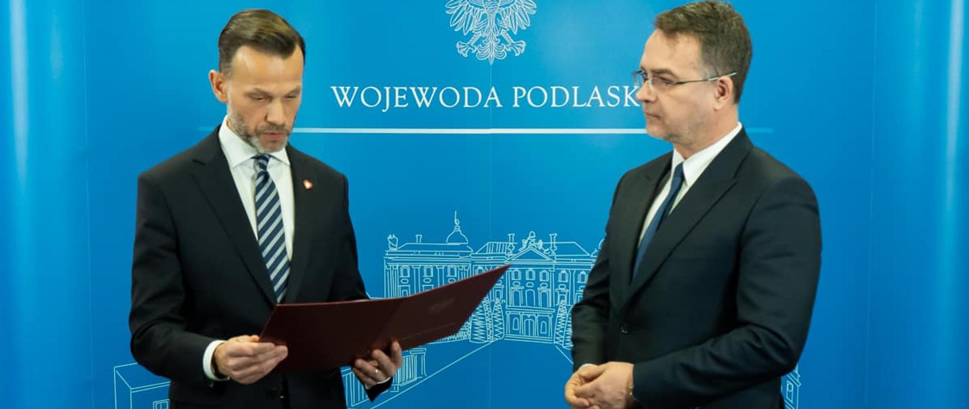 Adam Musiuk odbiera akt powołania z rąk Jacka Brzozowskiego, Wojewody Podlaskiego.