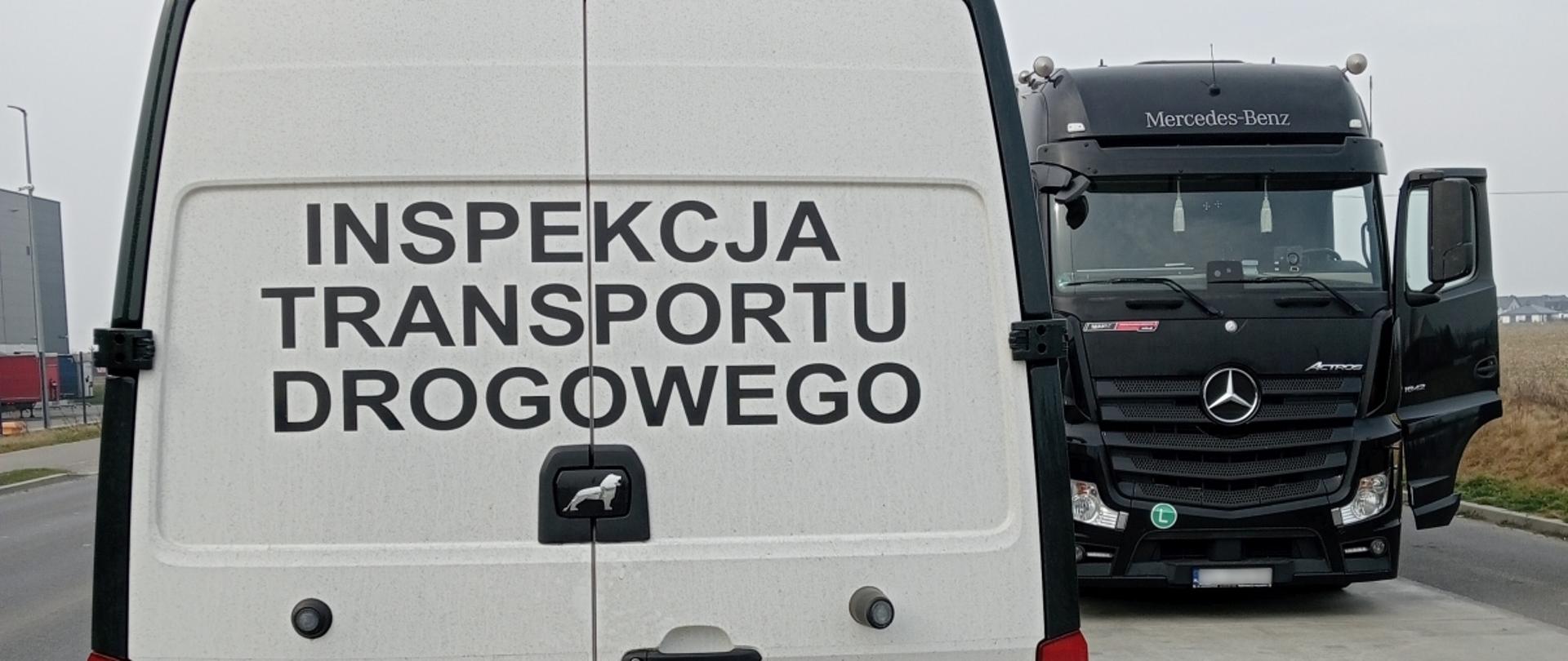 Na pierwszym planie pojazd Inspekcji Transportu Drogowego , za nim czarny pojazd ciężarowy podczas kontroli.
