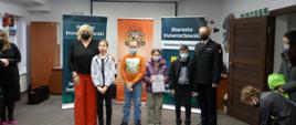 Zdjęcie grupowe Pani Starosty i Komendanta z laureatami konkursu – grupa wiekowa 10-12 lat.