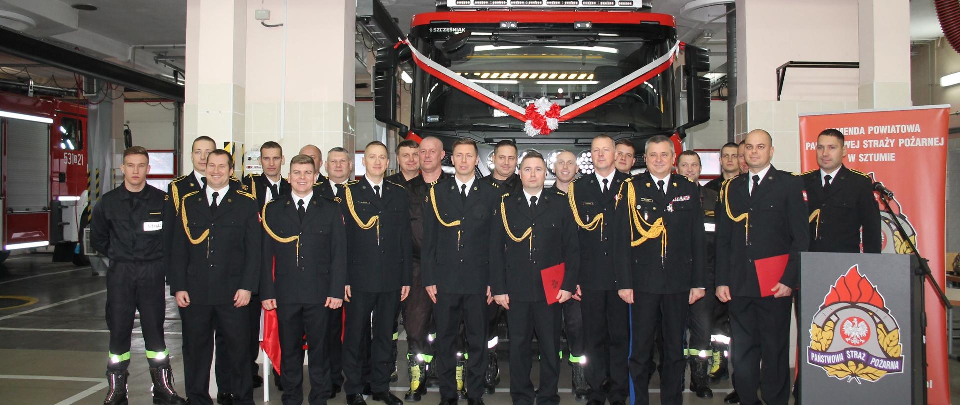 Kadra KP PSP w Sztumie a w tle nowy pojazd.