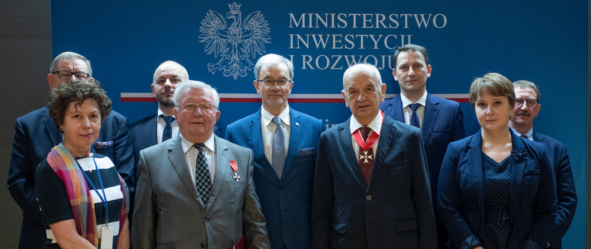 Uczestnicy uroczystości pozują do pamiątkowego zdjęcia. Postanowieniem Prezydenta RP Ordery Odrodzenia Polski otrzymali dwaj pracownicy naukowi Instytutu Techniki Budowlanej prof. dr inż. Lesław Brunarski i dr hab inż. Marian Kawulok, prof. ITB. Odznaczenia w imieniu Prezydenta RP wręczył minister Jerzy Kwieciński.