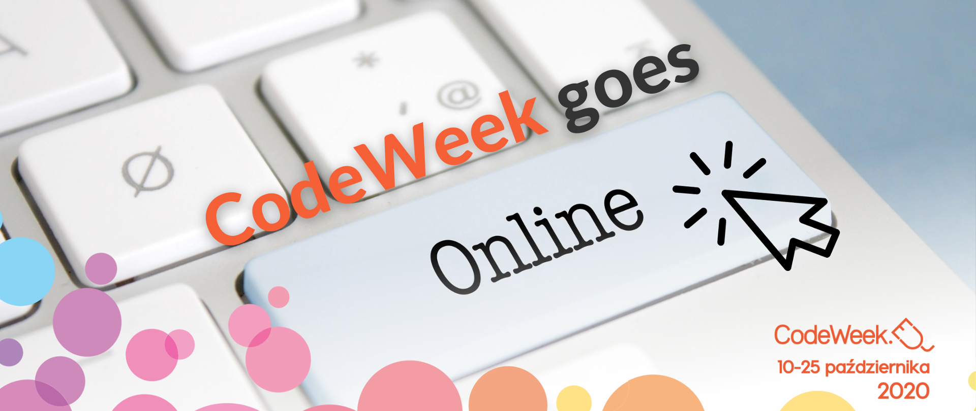 Na zdjęciu widzimy klawiaturę laptopa lub komputera, na której wyświetla się napis: "CodeWeek goes online".