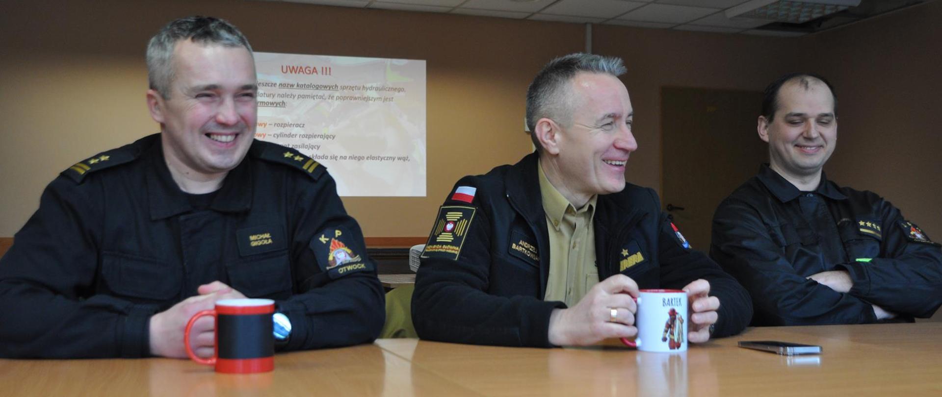 Na zdjęciu Komendant Główny na sali wykładowej Komendy powiatowej PSP w Otwocku