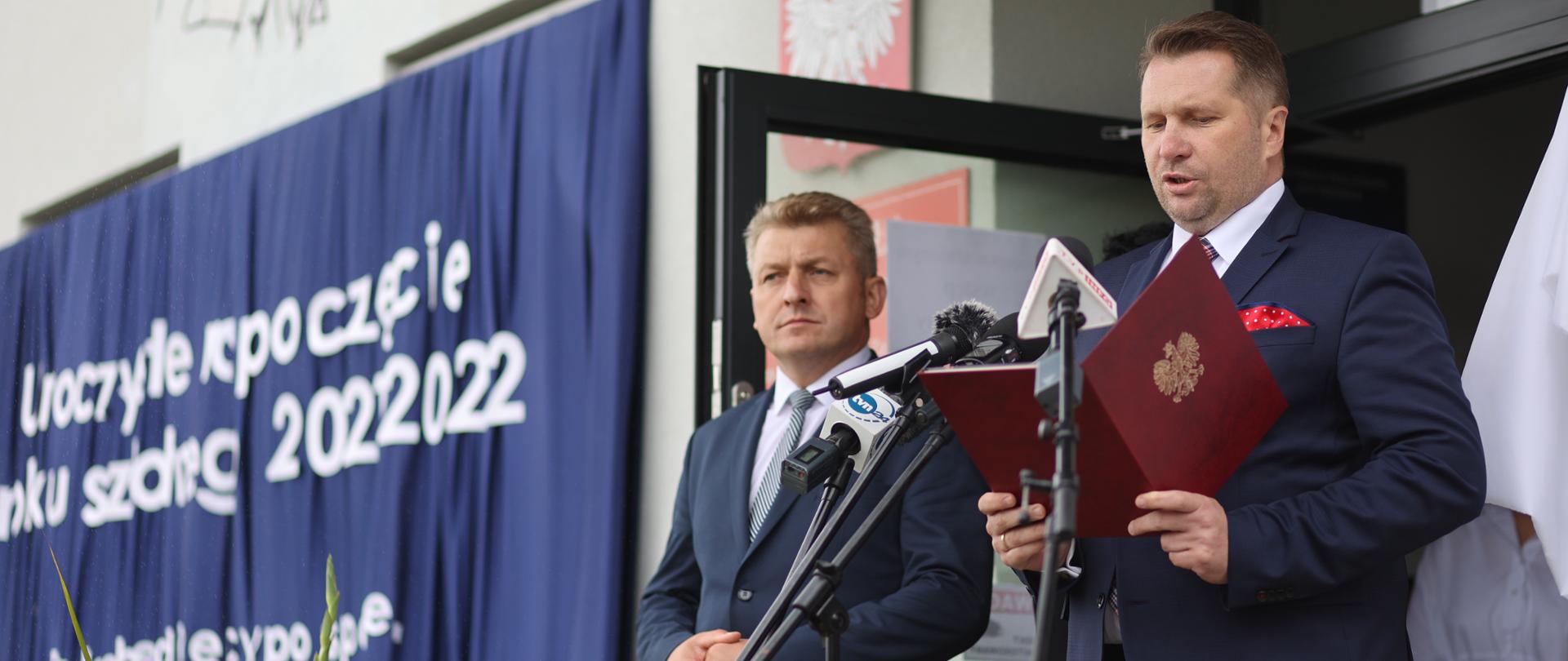 Minister Przemysław Czarnek w Bukowinie odczytuje uchwałę nadającą Szkole Podstawowej w Bukowinie imię Hetmana Jana Zamoyskiego.

